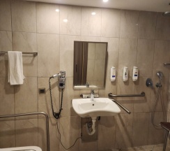 Номер для гостей с ограниченными возможностями в Green Nature Diamond Hotel