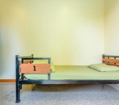 Кровать в общем номере в OYO 928 Leaf Hostel