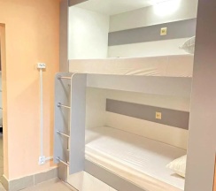 Кровать в общем номере с балконом и с красивым видом из окна в Арктика