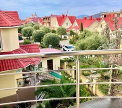 Трёхместный номер Comfort с балконом и с красивым видом из окна в Наш дом