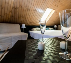 31 - Трехместный мансардный номер с боковым видом на море в Азов Инн