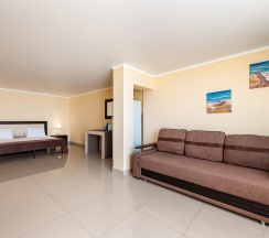 Семейный номер на трех-четырех гостей с большой террасой и видом во двор (корпус К) в Оптимист