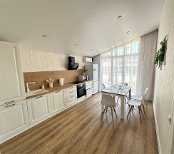 Коттедж с 3 спальнями и подогреваемым бассейном на отдельном участке в Премьер