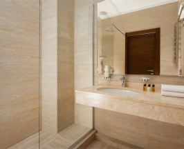 Номер Junior Room с большой двуспальной кроватью и диваном в Movenpick Resort&SPA Anapa Miracleon