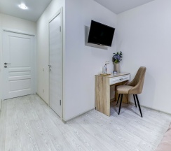 Улучшенная двухместная комната с 1 кроватью и собственной ванной комнатой в МК Распутина