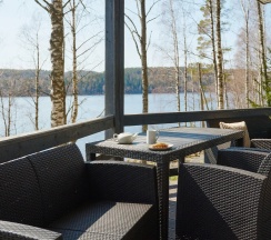 Четырёхместный коттедж с террасой  с видом на озеро в Rantala