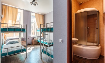 Кровать в общем номере с красивым видом из окна в Два медведя