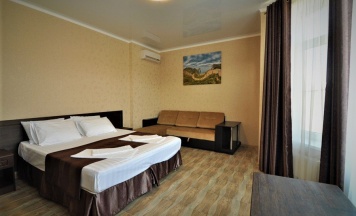 Четырёхместный семейный номер Classic с балконом в Валекс