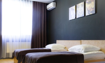 Трехместный номер с сан узлом в AFT Hotel