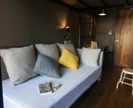 Двухместный номер Standard с балконом двуспальная кровать в In A Box Hostel