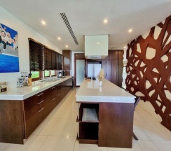 Вилла рядом с пляжем в Amatapura Beach Villa 12
