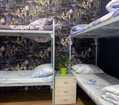 Кровать в общем номере в Hensi