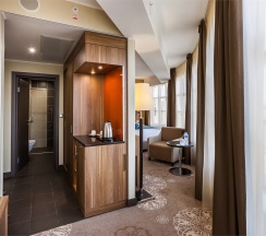 НОМЕР КАТЕГОРИИ DELUXE С БОЛЬШОЙ КРОВАТЬЮ (KING SIZE) в Doubletree by Hilton Tyumen