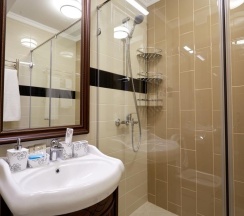 Двухместный полулюкс (Главный корпус) с 2 комнатами с балконом двуспальная кровать в Литфонд