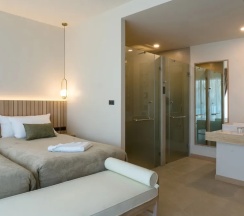 Номер Deluxe с балконом и с видом на бассейн в Niranapa Boutique Resort