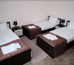 Трехместный номер с 3 односпальными кроватями в G-hotel