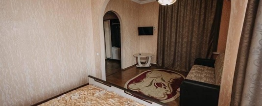 4-местный номер стандарт с 2 односпальными и 1 двуспальной кроватью в 858 км