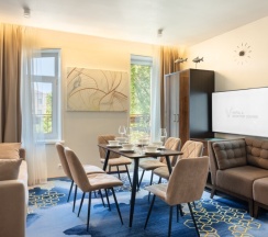 Двухкомнатные апартаменты люкс с балконом и видом на город для 6 гостей в V Hotel&Rooftop lounge