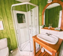 Красная с попугаями в River Villa