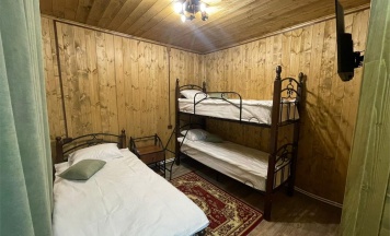 Номер стандарт с 1 односпальной кроватью и 1 двухъярусной кроватью в Экосфера