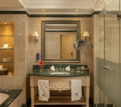 Семейный люкс с видом на море в Aphrodite Hills Hotel
