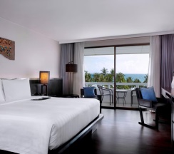 Двухместный номер с видом на океан двуспальная кровать в Le Meridien Phuket Beach Resort