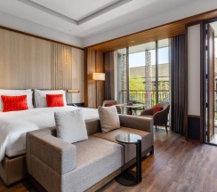Двухместный люкс Executive с видом на бассейн двуспальная кровать в Villa Deva Resort & Hotel Bangkok