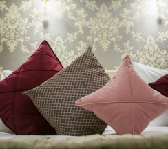 Люкс | Балерина (2+1) с высокой кроватью (180 см)  и односпальным диванчиком в Veneta rooms guesthouse