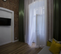 Loft Lux Red с балконом (1 двуспальная кровать + 1 большой диван) 2+3 человека в Loft&Home Apartments