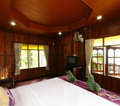 Бунгало Superior с балконом и с видом на бассейн в Tharathip Resort