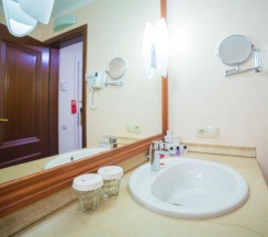 Двухместный номер Deluxe двуспальная кровать в Ramada by Wyndham Almaty