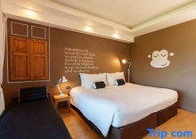 Двухместный номер Deluxe с видом на озеро двуспальная кровать в Blu Monkey Brown House Udonthani