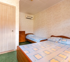 Трехместный номер стандарт с двухспальной и односпальной кроватями в Восход