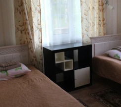 Коттедж с 2 комнатами с красивым видом из окна в Корница