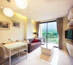 Апартаменты с балконом в The Lago Apartments by Tropiclook