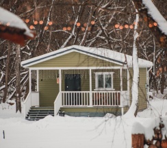 Дом с двумя спальнями, гостиной и террасой в Лес и река