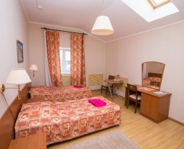 Номер стандарт с 2 односпальными кроватями и диваном (с завтраком) в Сура