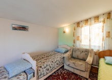4-местный номер комфорт семейный с 2 односпальными и 1 двуспальной кроватью в Алтайские Дачи 