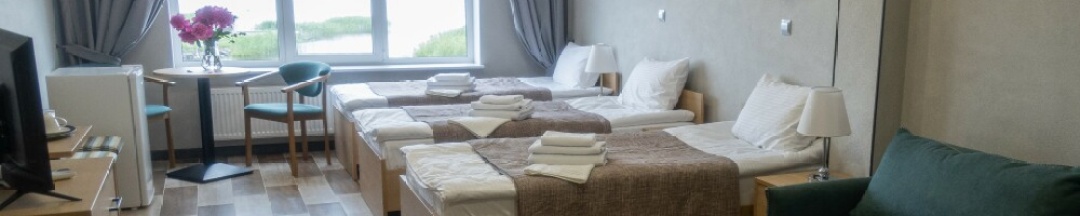 Первая категория с тремя односпальными кроватями и диваном в Озёрная