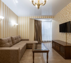 Люкс двухкомнатный без балкона в Golden House