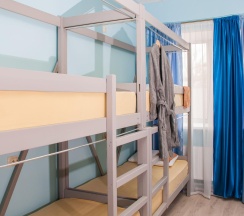 Кровать в 8-местном общем мужском номере Синий в Эко