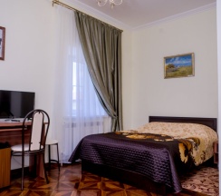 Трёхместная семейная студия с красивым видом из окна в Льгов