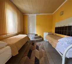 Пятиместный номер стандарт с балконом в Come Inn