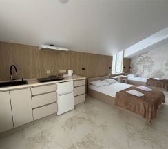 Комната повышенного комфорта с кухней в Das house