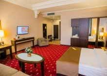 Номер Делюкс с одной большой кроватью и диван-кроватью в Petro palaсe hotel