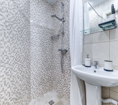 Двухместная комната с 1 кроватью и собственной ванной комнатой в МК Распутина