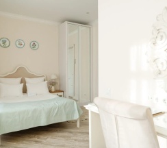 Двухместный номер Provence Standard №10 c 1 комнатой с красивым видом из окна двуспальная кровать в Лель