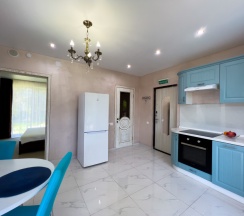 Апартаменты с 2 комнатами с балконом и с красивым видом из окна в Лазурный берег