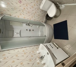 3-местный номер стандарт с 1 односпальной и 1 двуспальной кроватью. Общая ванная комната в Basner Hotel