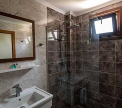 Вилла с 4 комнатами с балконом в Guzel Evler Family Resort